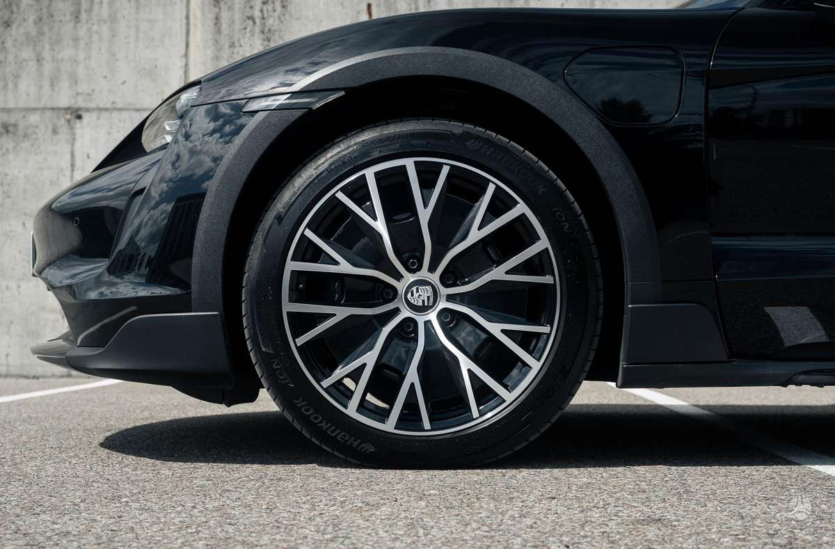 Porsche Taycan - 8