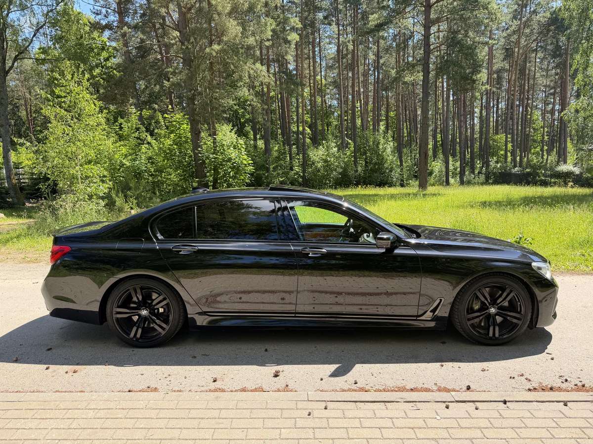 BMW 750, 4.4 l., Седан