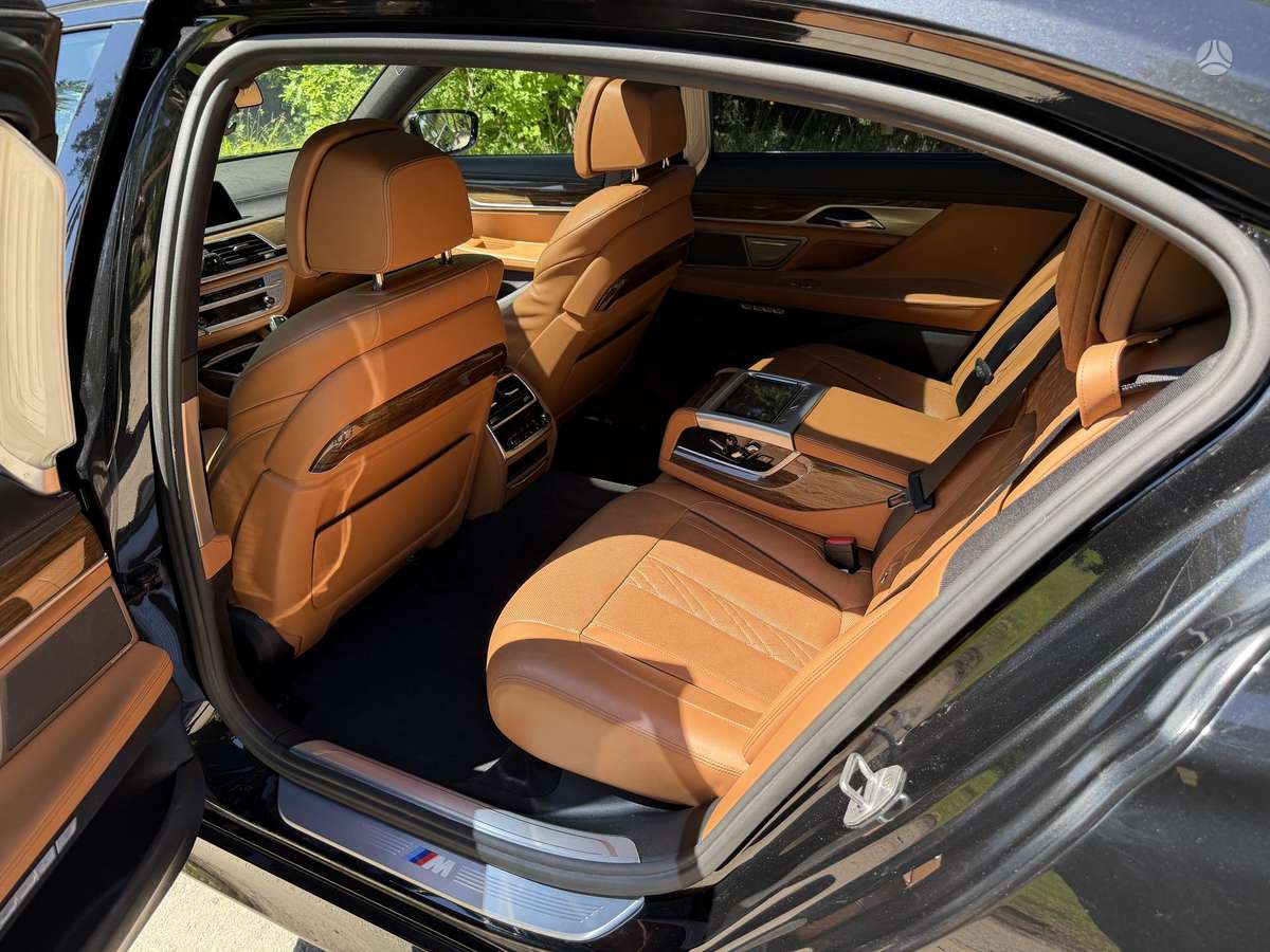 BMW 750, 4.4 l., Седан