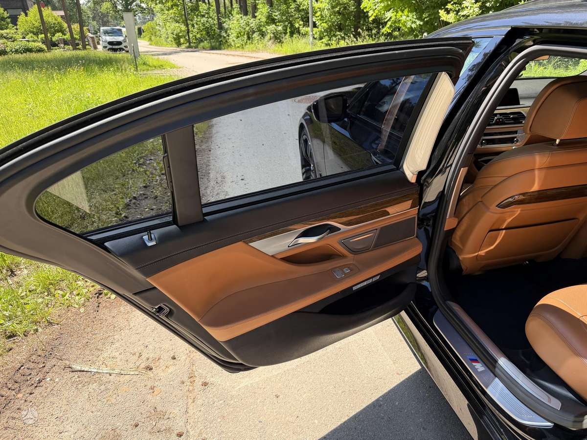 BMW 750, 4.4 l., Седан