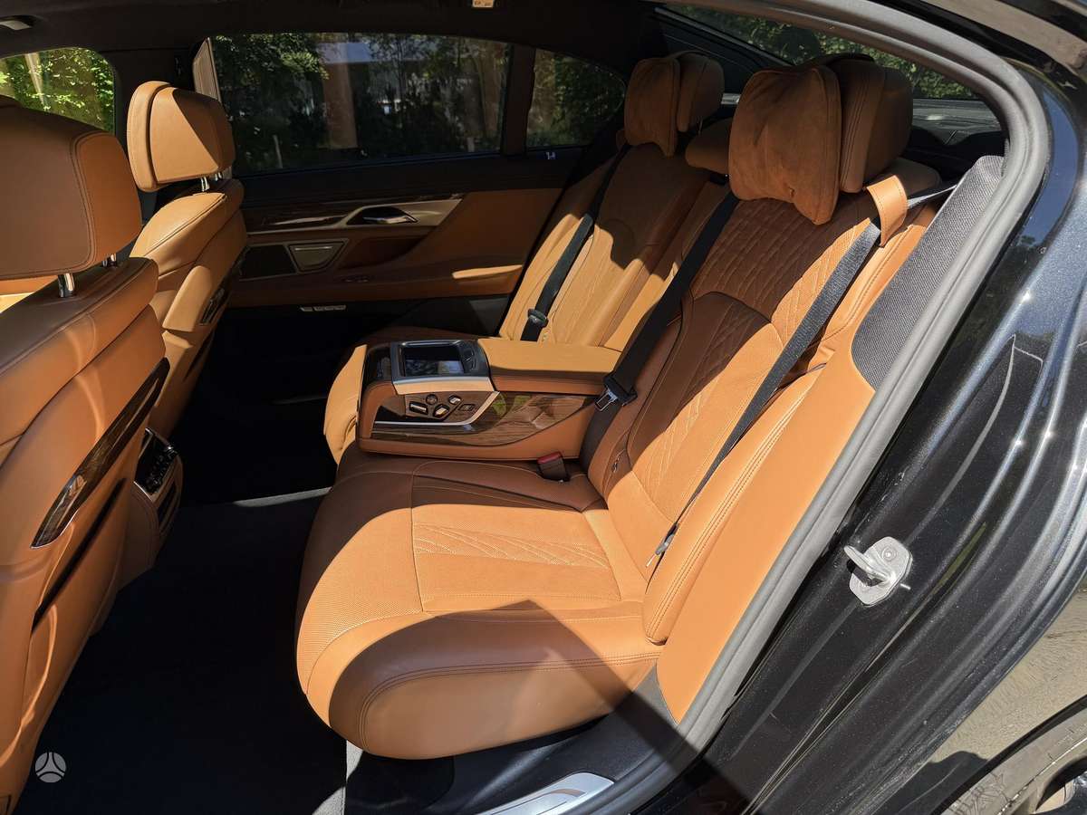 BMW 750, 4.4 l., Седан