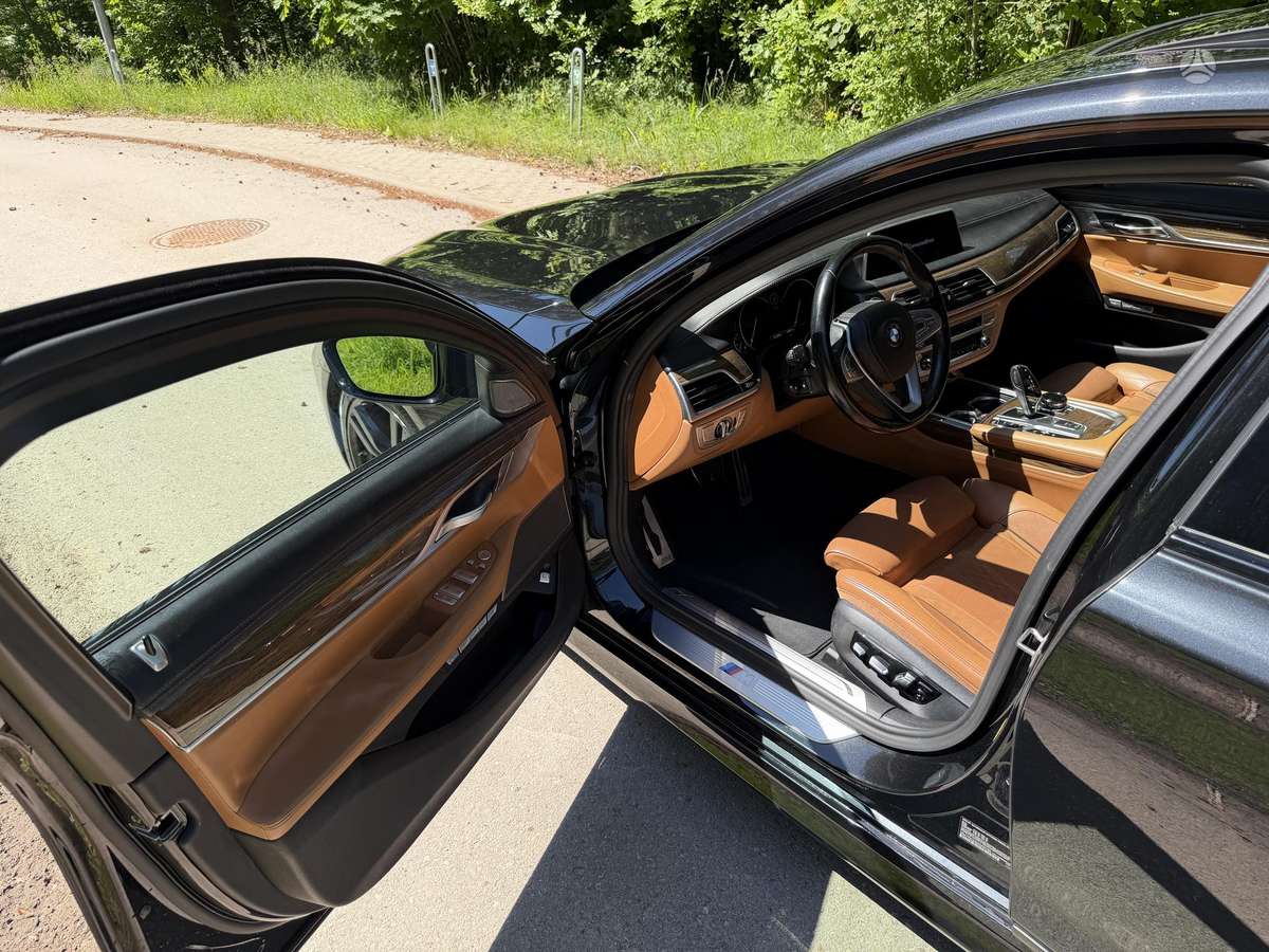BMW 750, 4.4 l., Седан