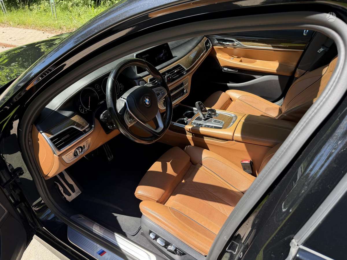 BMW 750, 4.4 l., Седан