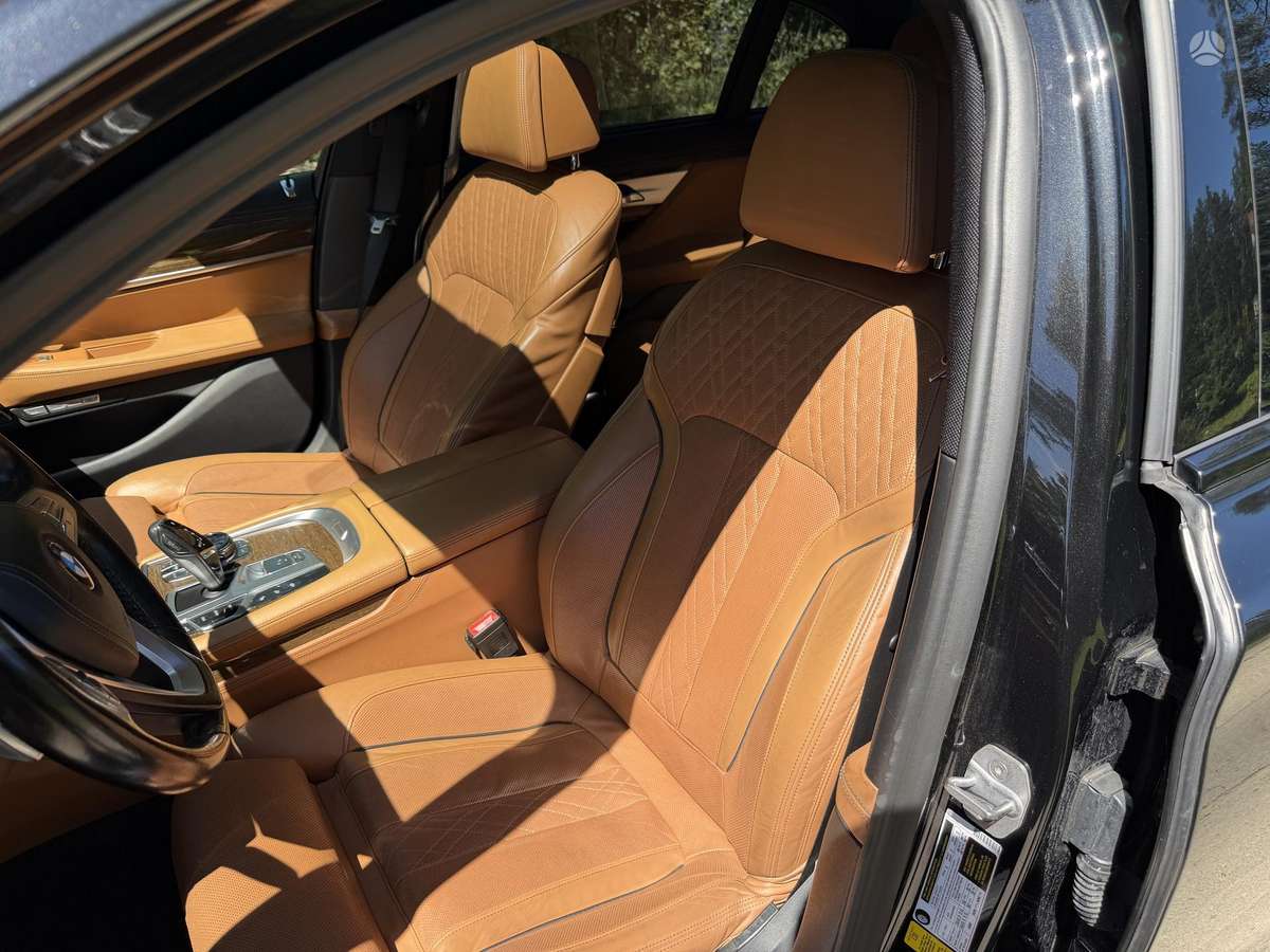 BMW 750, 4.4 l., Седан