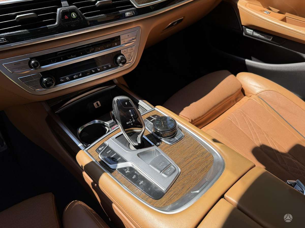 BMW 750, 4.4 l., Седан