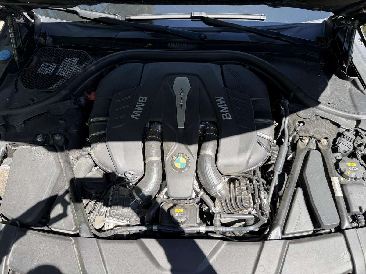 BMW 750, 4.4 l., Седан