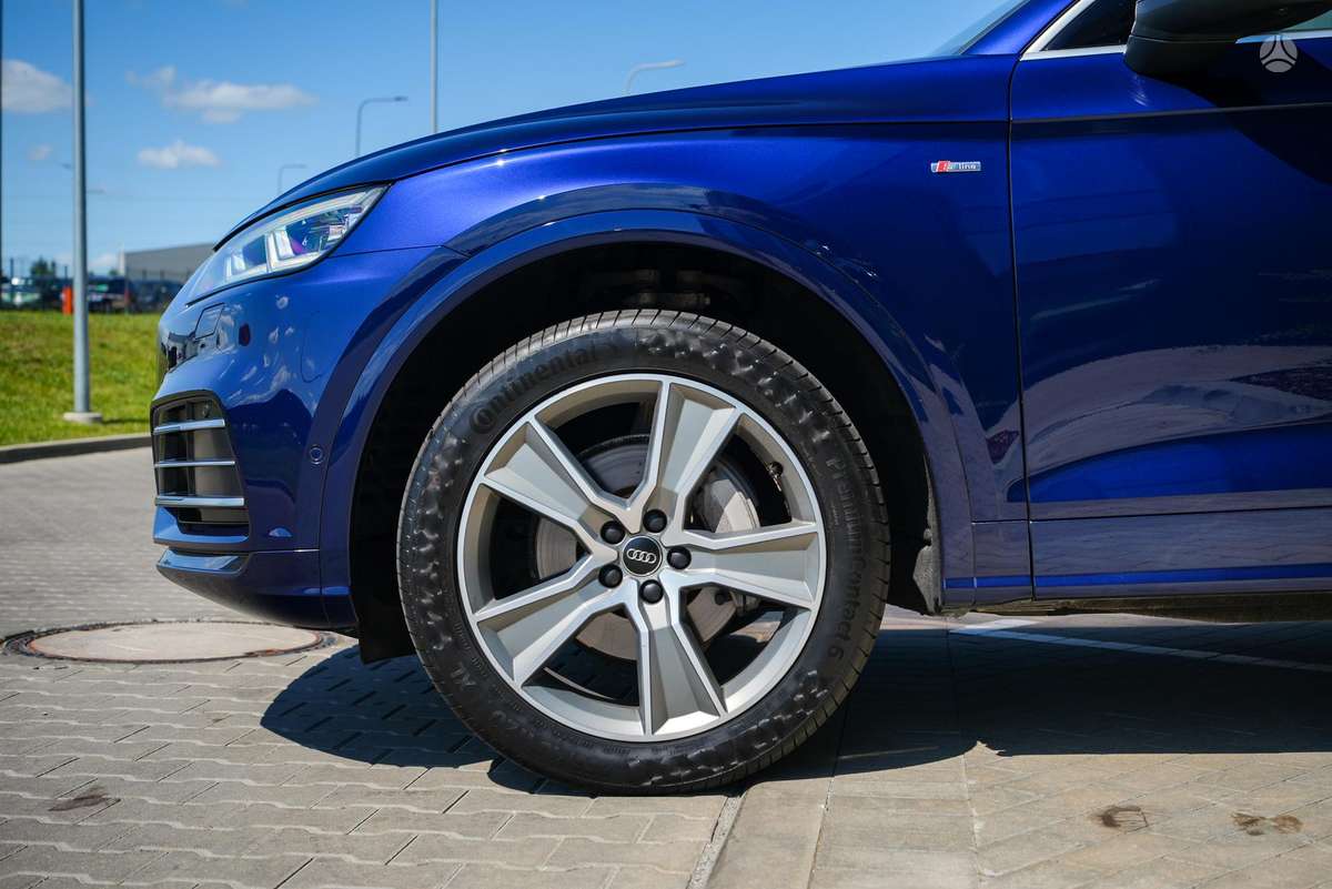 Audi Q5, 2.0 l., off-road / crossover