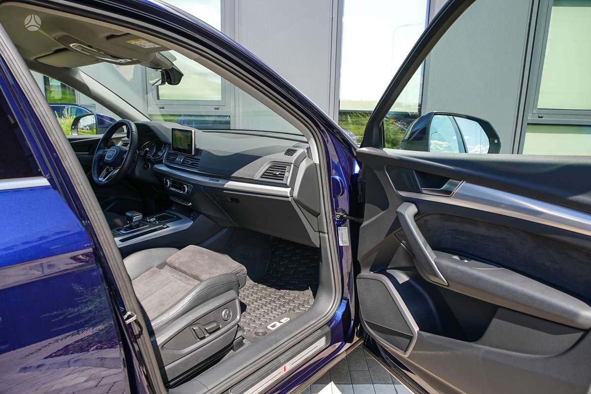Audi Q5, 2.0 l., off-road / crossover