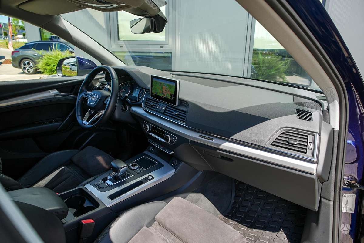 Audi Q5, 2.0 l., off-road / crossover