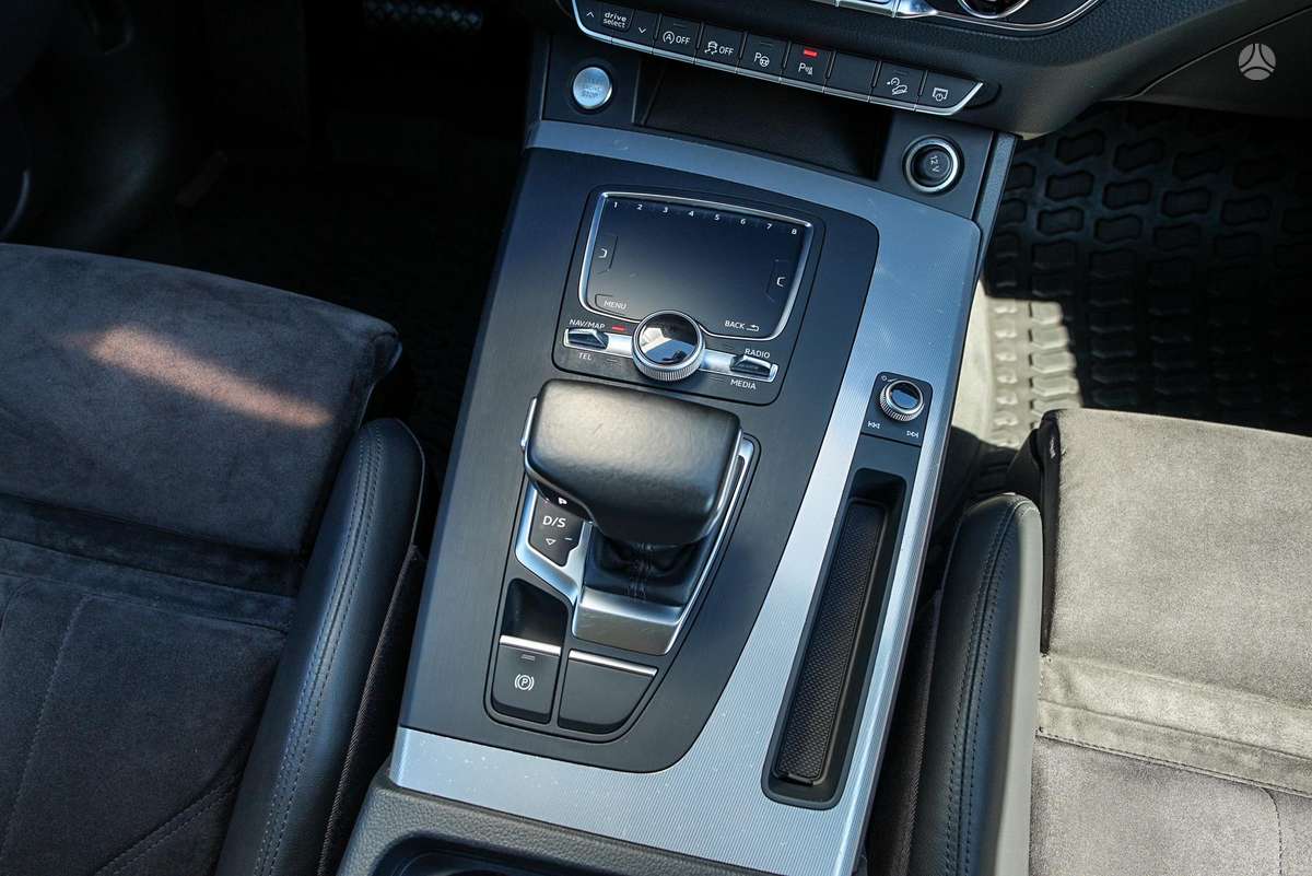 Audi Q5, 2.0 l., off-road / crossover