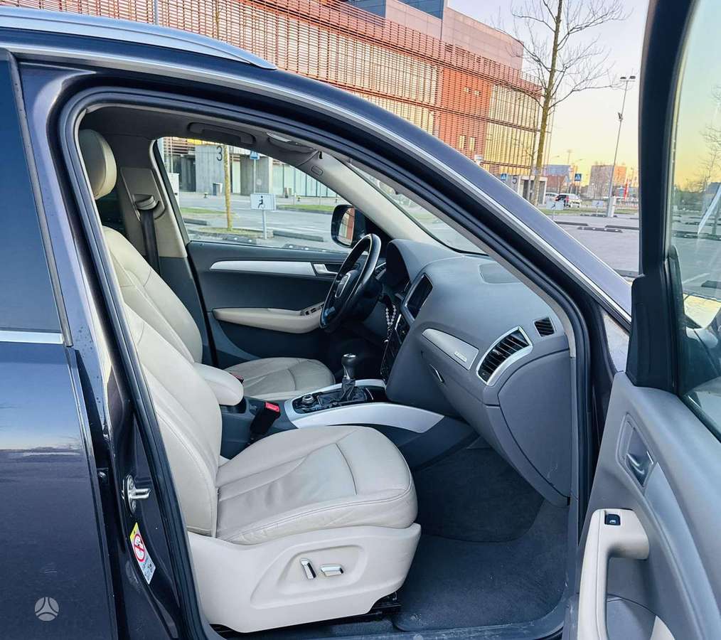 Audi Q5, 2.0 l., off-road / crossover