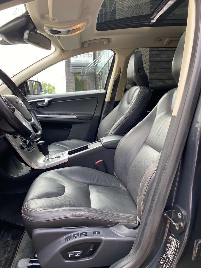 Volvo XC60, 2.4 l., off-road / crossover
