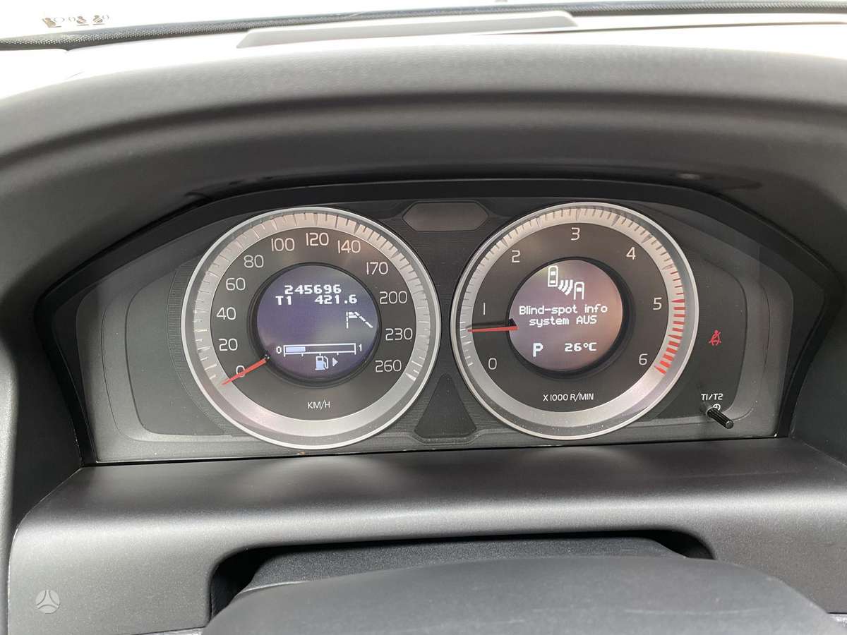 Volvo XC60, 2.4 l., off-road / crossover