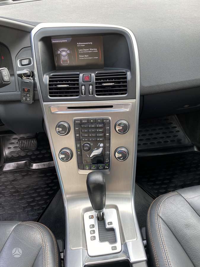 Volvo XC60, 2.4 l., off-road / crossover