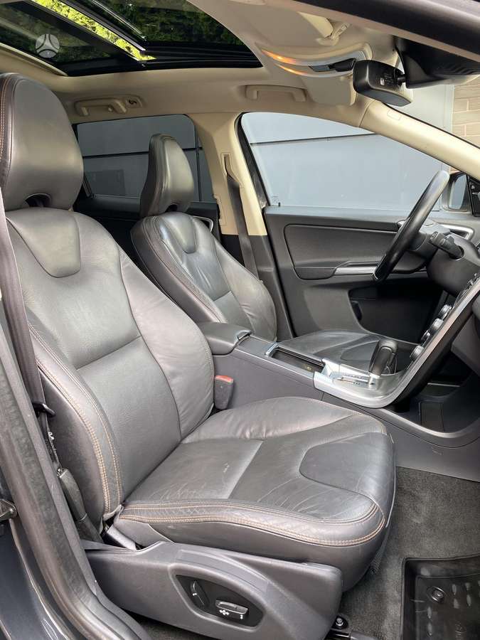 Volvo XC60, 2.4 l., off-road / crossover