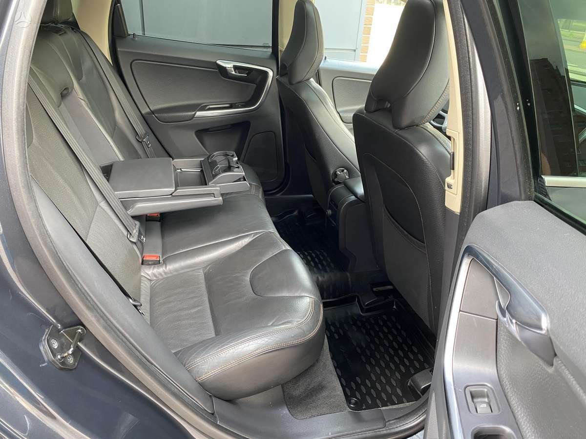 Volvo XC60, 2.4 l., off-road / crossover