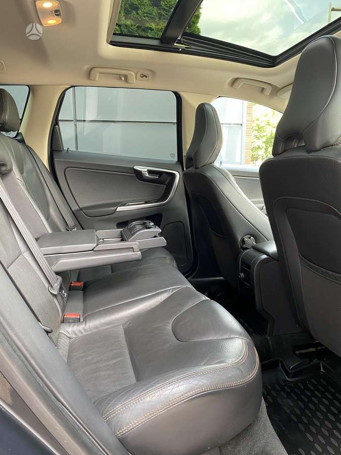 Volvo XC60, 2.4 l., off-road / crossover