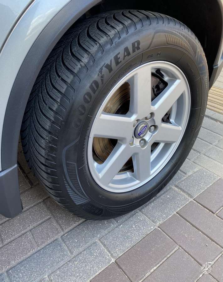 Volvo XC90, 2.4 l., off-road / crossover