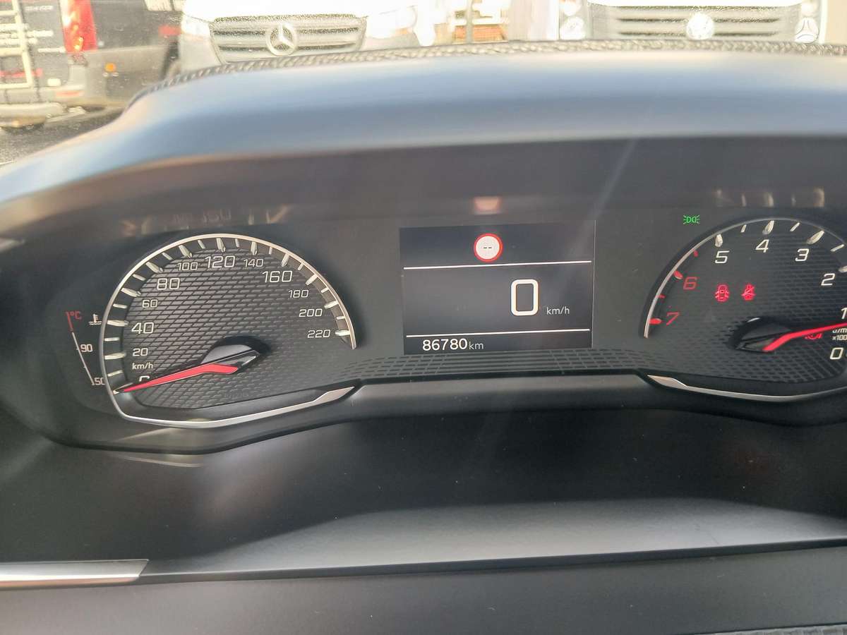 Peugeot 208 - 8