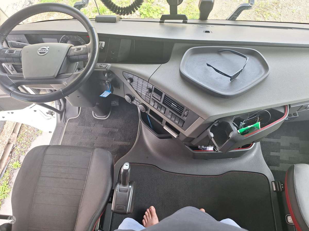 Volvo FH460 2 tank, double sleeper