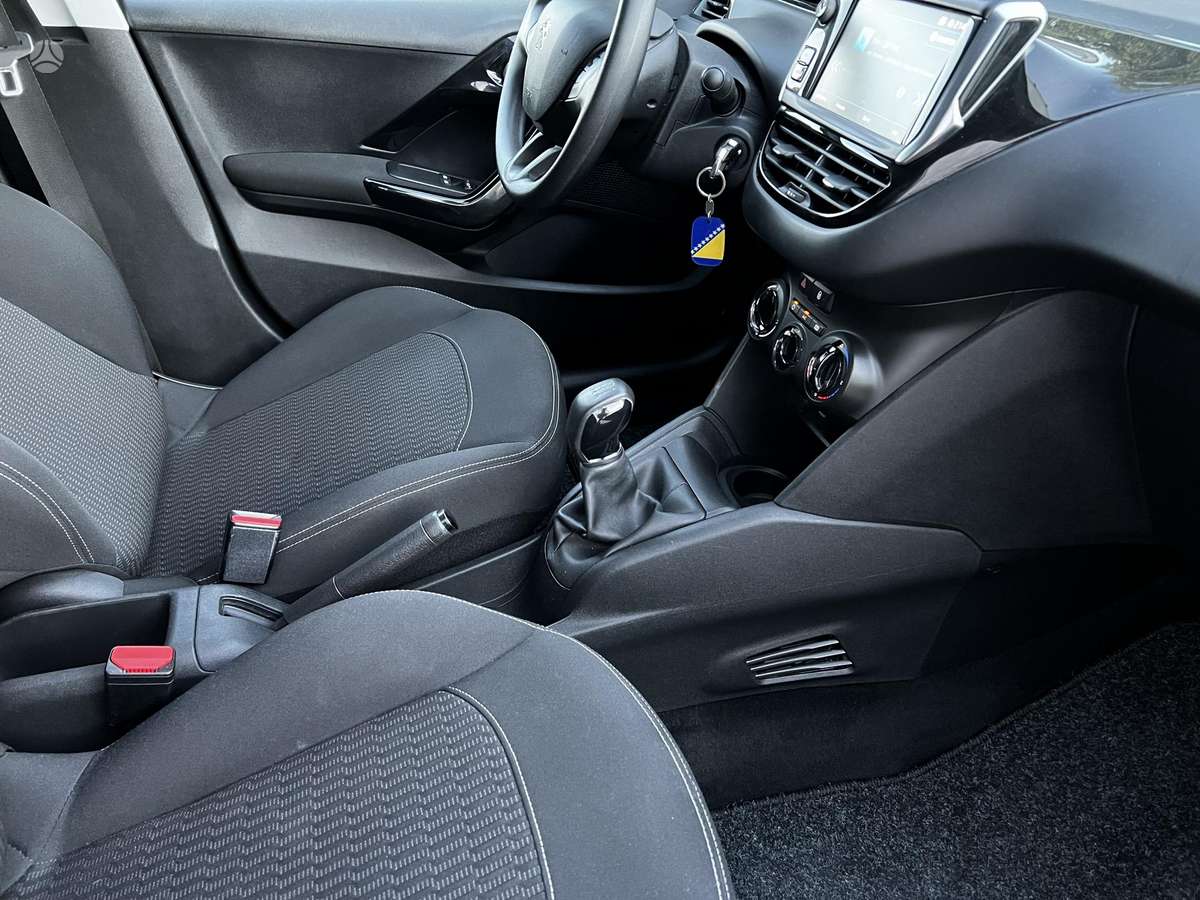 Peugeot 208 - 5