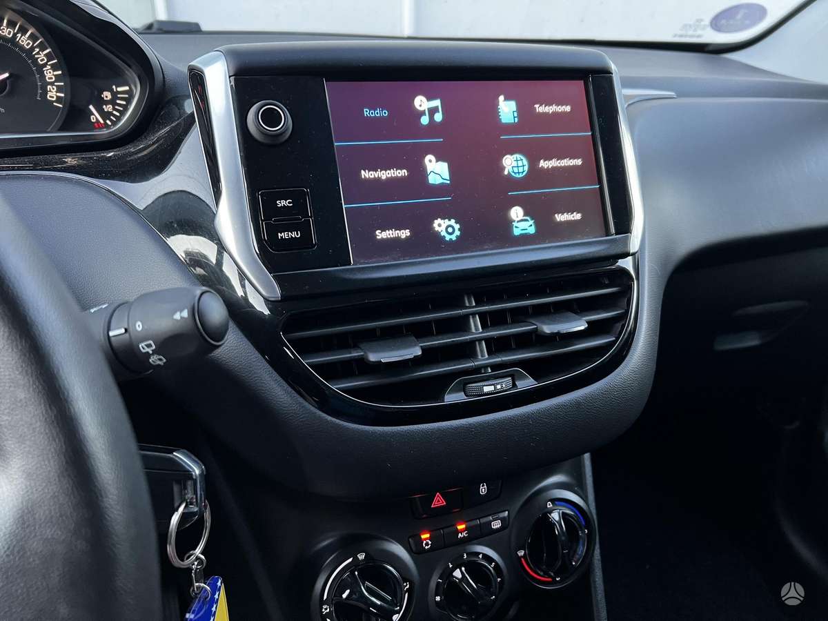 Peugeot 208 - 8