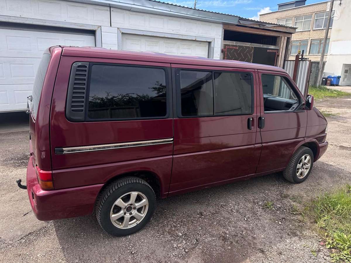 Volkswagen Caravelle - 1