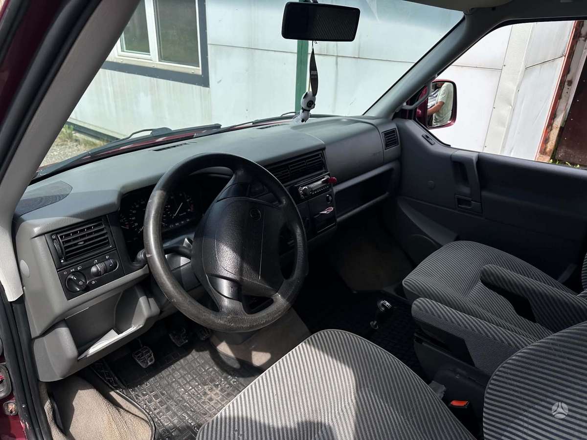 Volkswagen Caravelle - 9