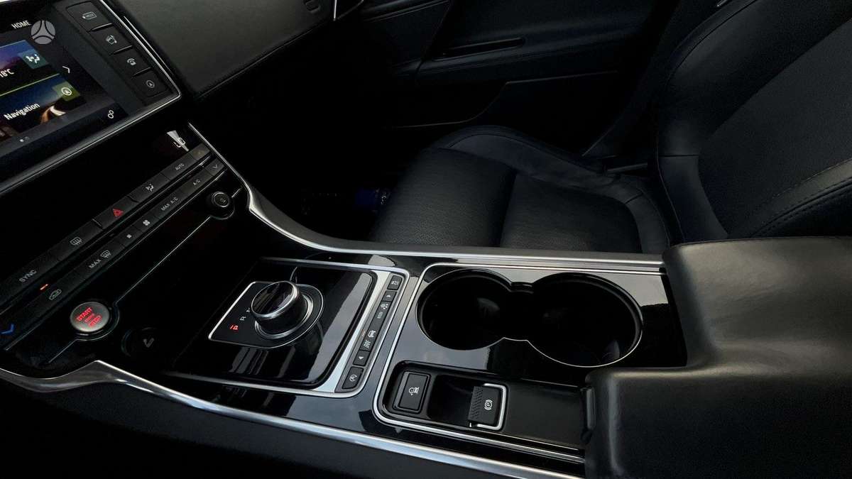 Jaguar XE, 2.0 l., Седан