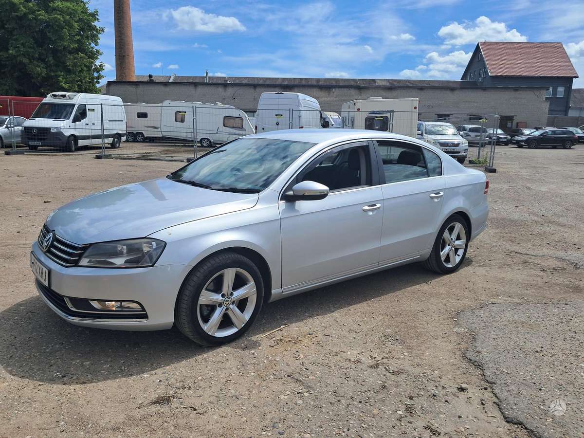 Volkswagen Passat - 1