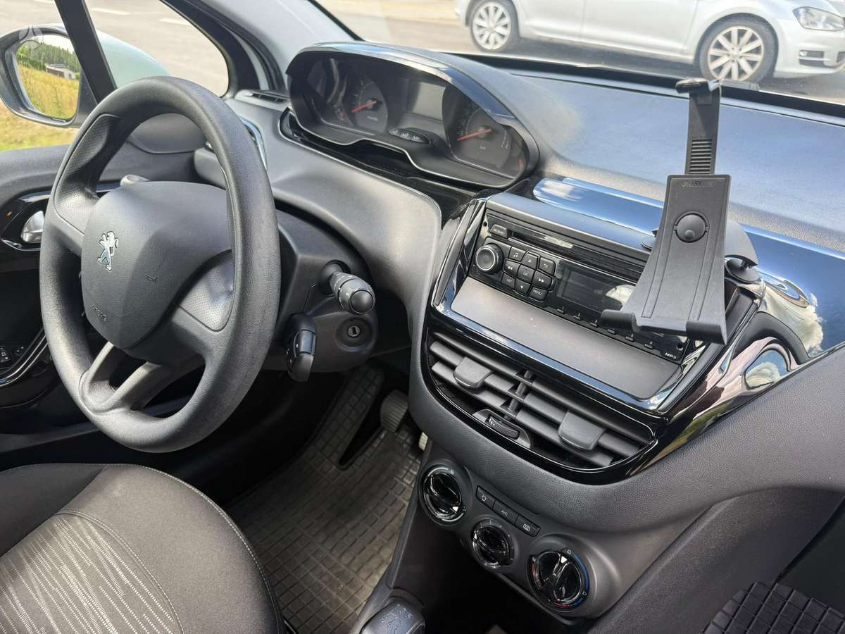 Peugeot 208 - 8