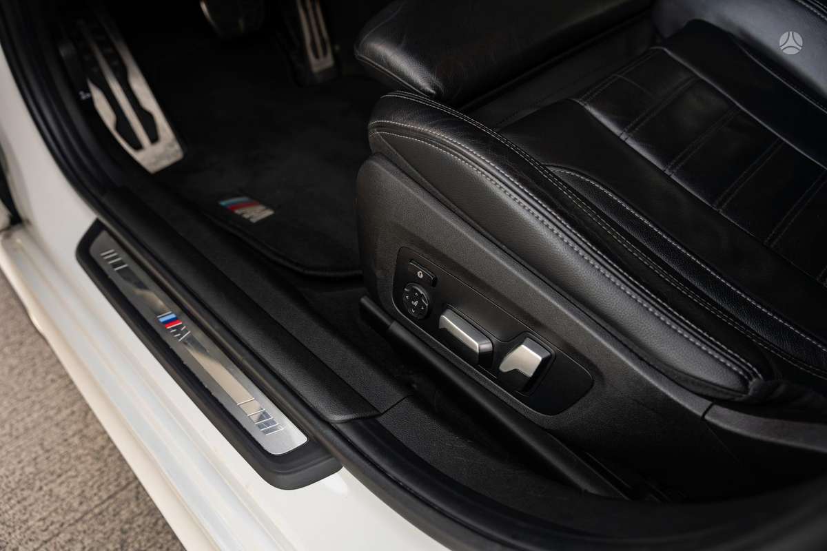 BMW 330, 2.0 l., Седан