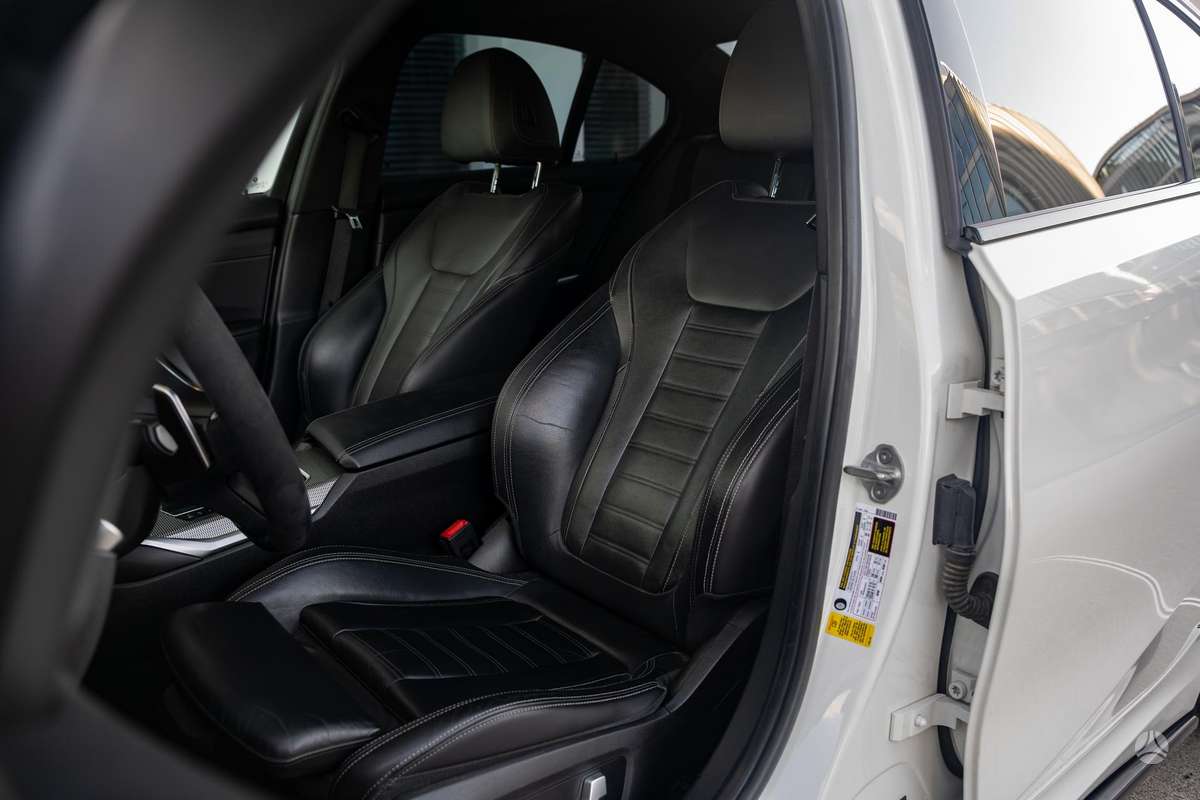 BMW 330, 2.0 l., Седан
