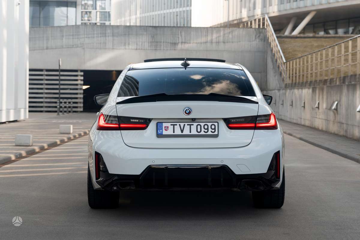 BMW 330, 2.0 l., Седан