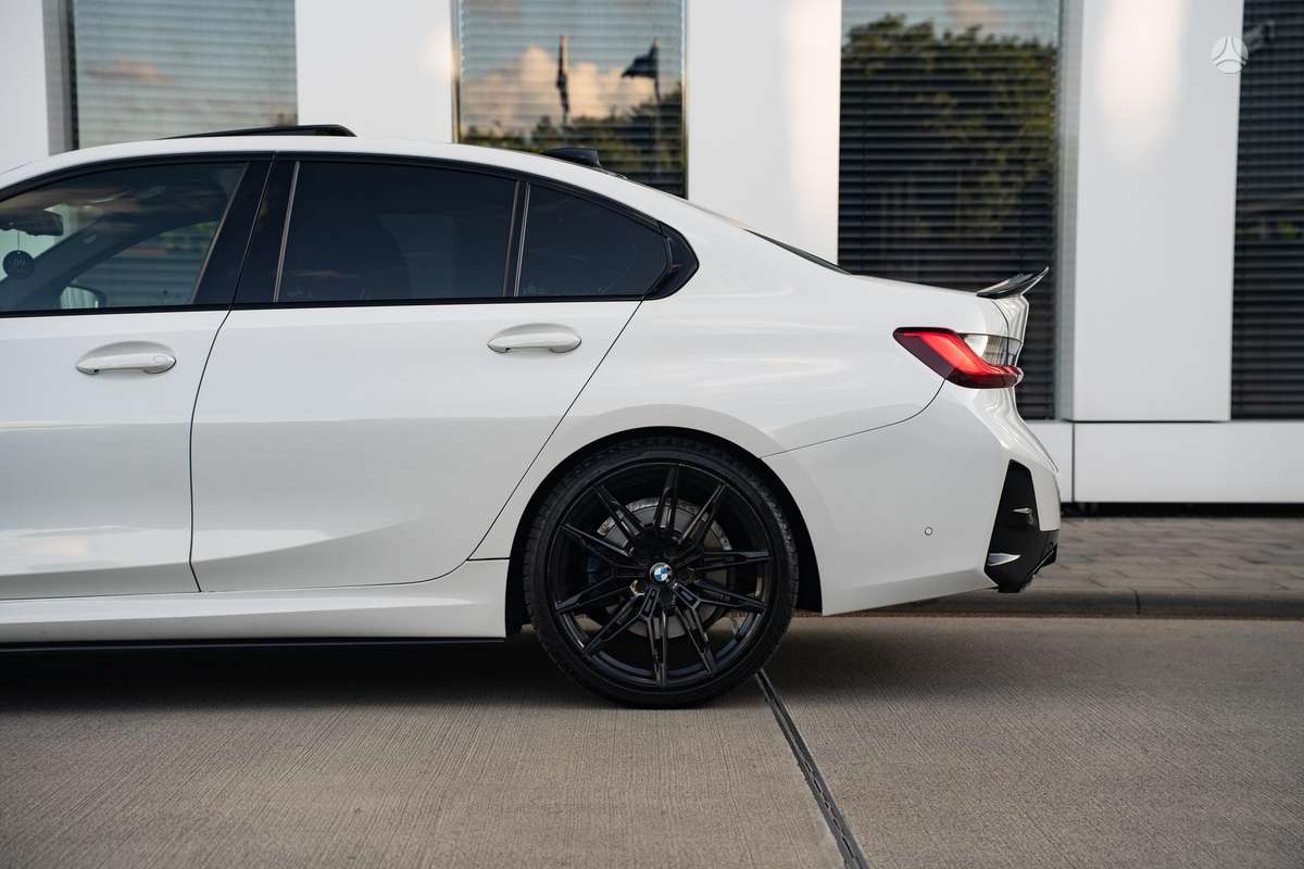 BMW 330, 2.0 l., Седан