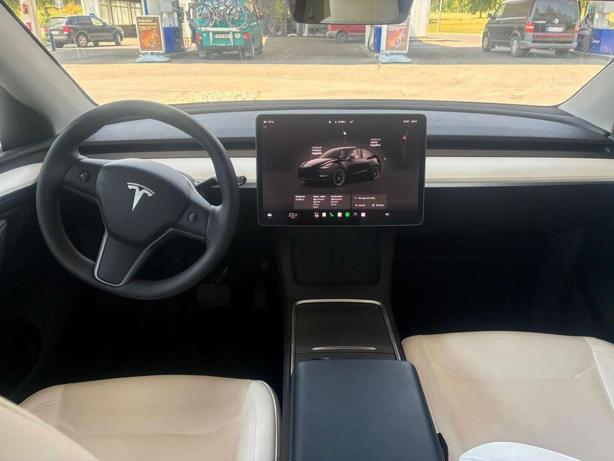 Tesla Model Y, 75 kWh, off-road / crossover