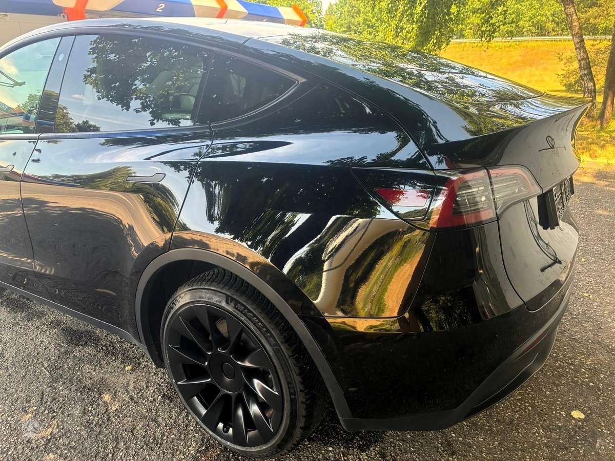 Tesla Model Y, 75 kWh, off-road / crossover