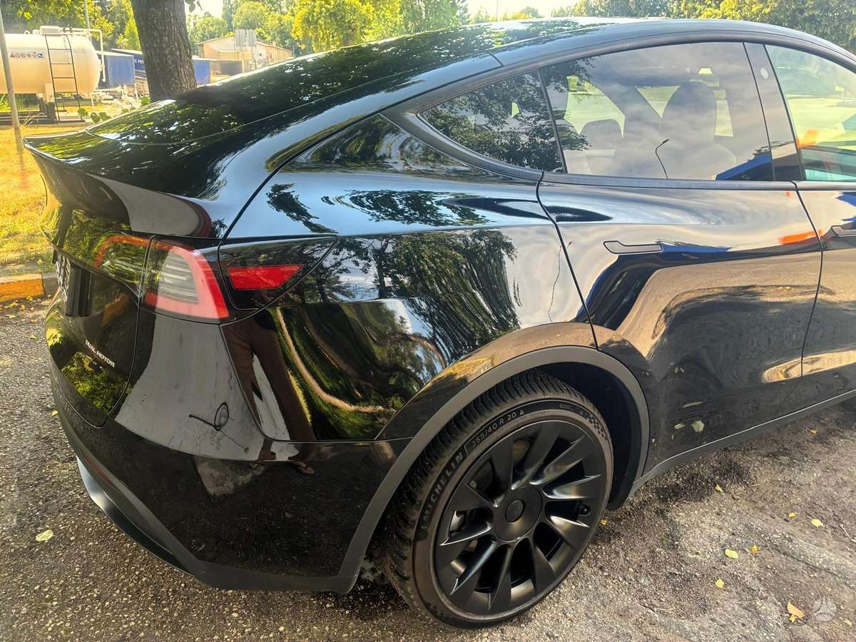 Tesla Model Y, 75 kWh, off-road / crossover