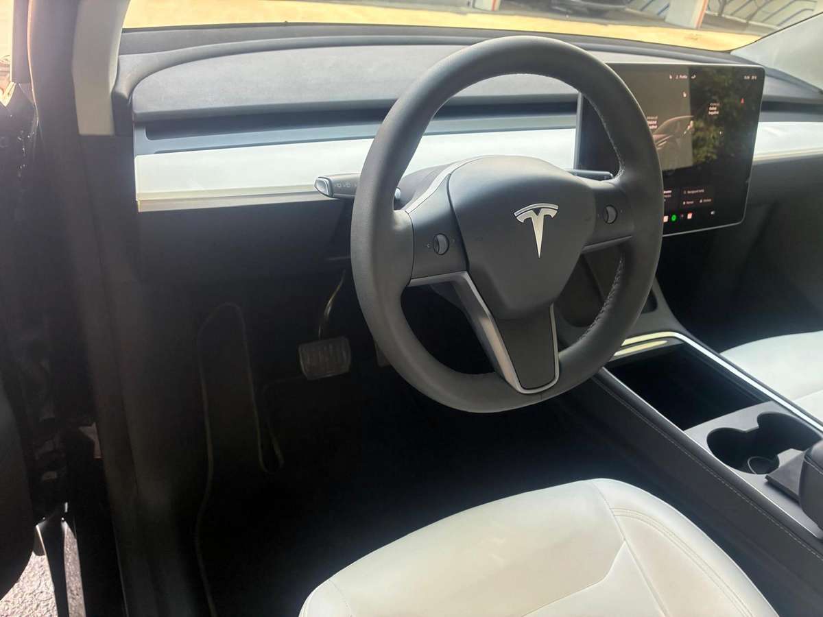Tesla Model Y, 75 kWh, off-road / crossover