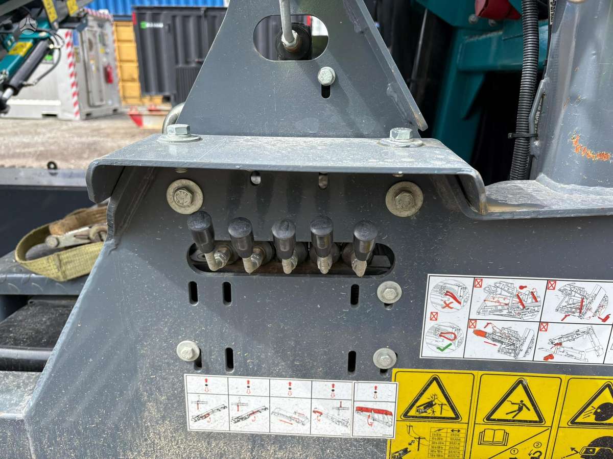 Power screen Warrior 1200. 107m/h, screening