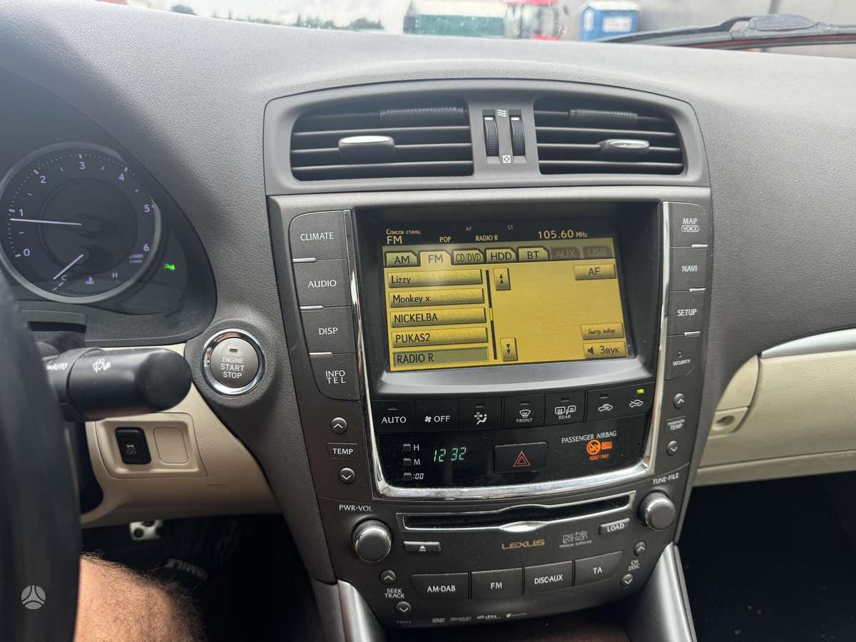 Lexus IS 220, 2.2 l., sedanas