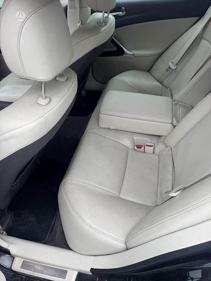 Lexus IS 220, 2.2 l., sedanas
