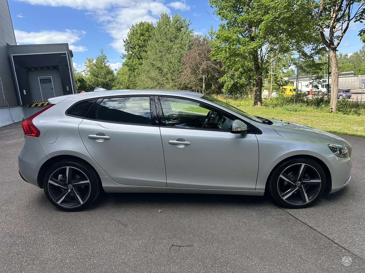 Volvo V40, 1.6 l., hatchback