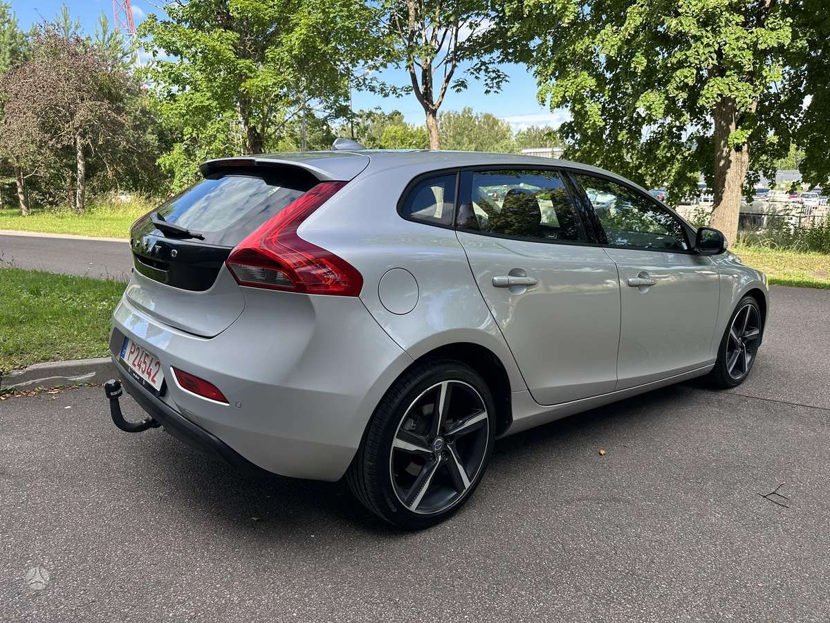 Volvo V40, 1.6 l., hatchback