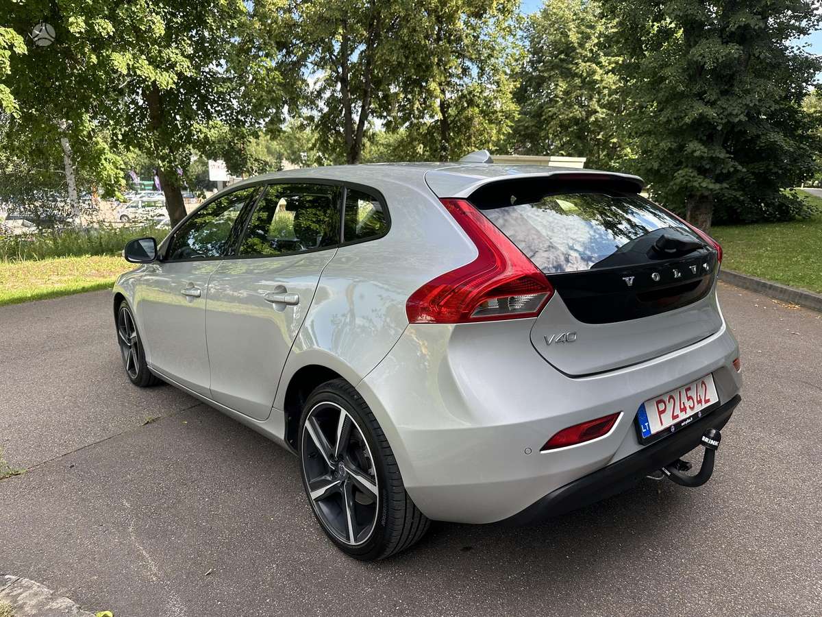 Volvo V40, 1.6 l., hatchback