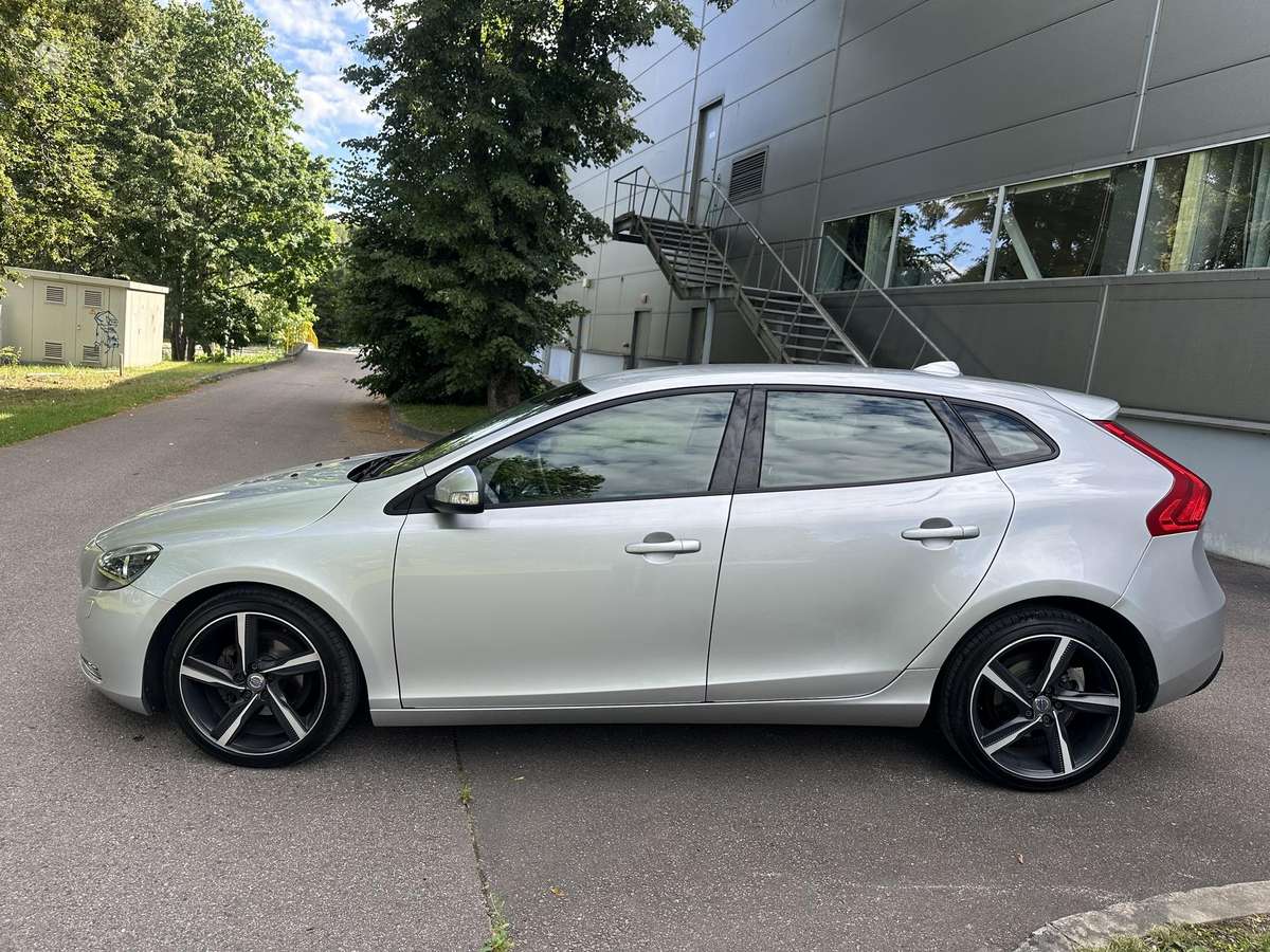 Volvo V40, 1.6 l., hatchback