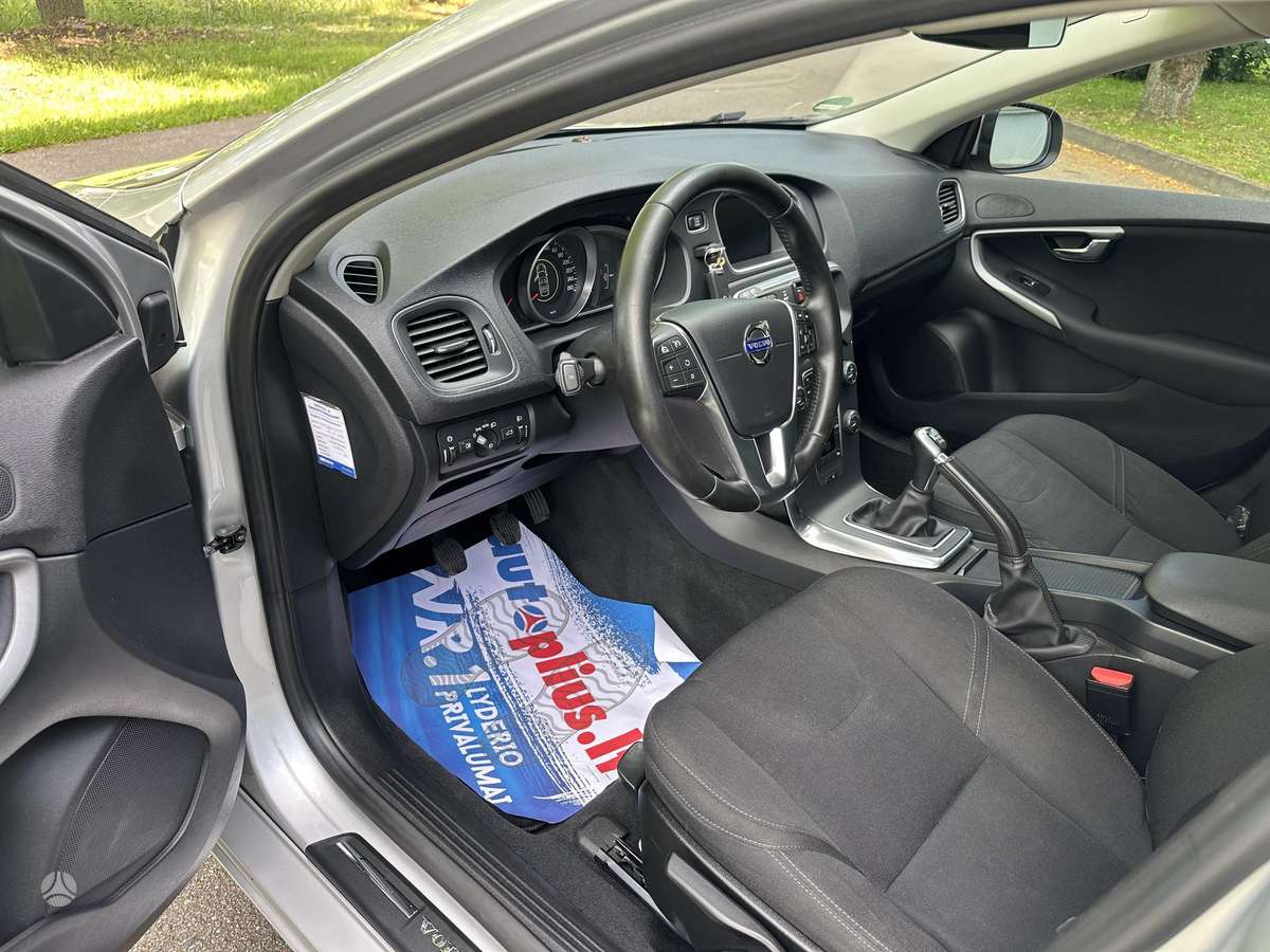 Volvo V40, 1.6 l., hatchback