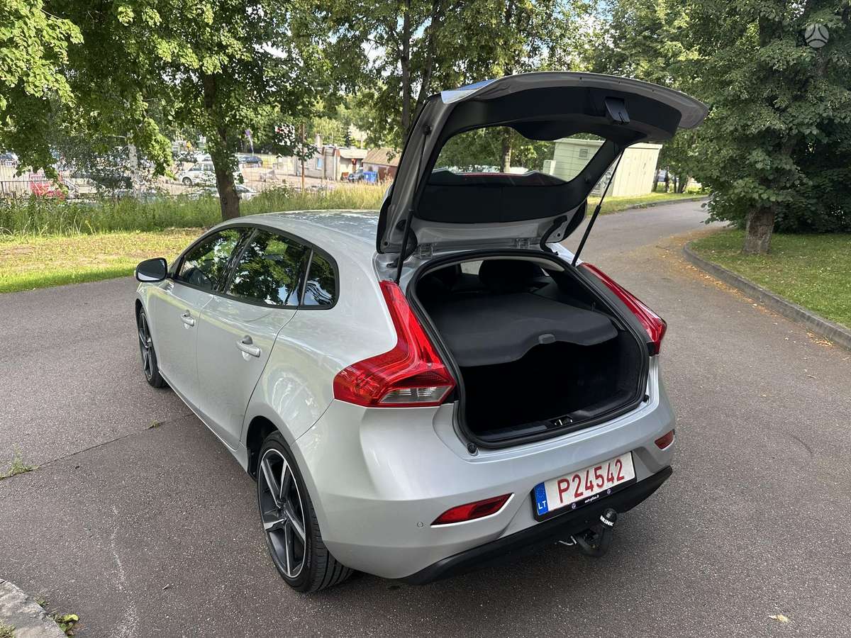 Volvo V40, 1.6 l., hatchback