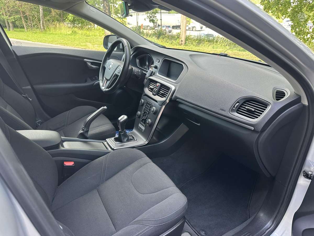 Volvo V40, 1.6 l., hatchback