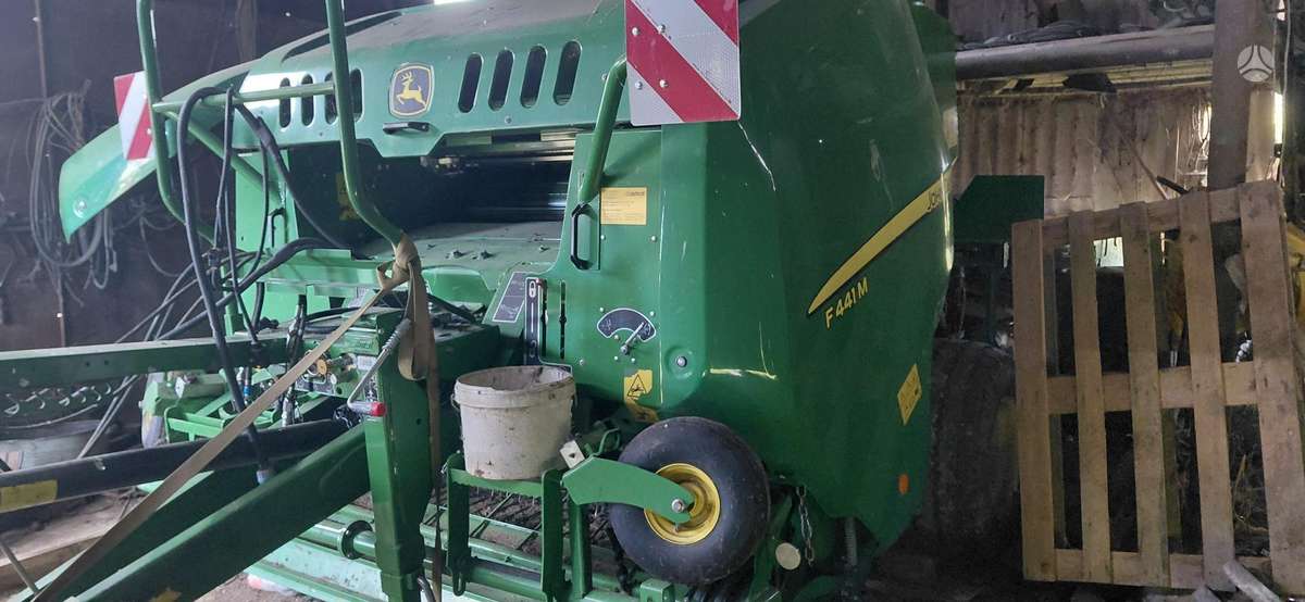 John Deere F441m, прессы